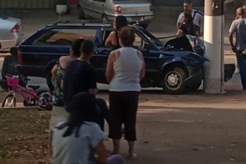 Carro perde controle, bate em ônibus e colide contra poste em João Monlevade