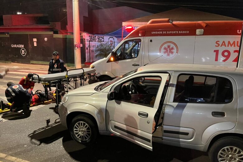 Motociclista é socorrida pelo Samu após ser atingida por carro na avenida Mauro Ribeiro, em Itabira