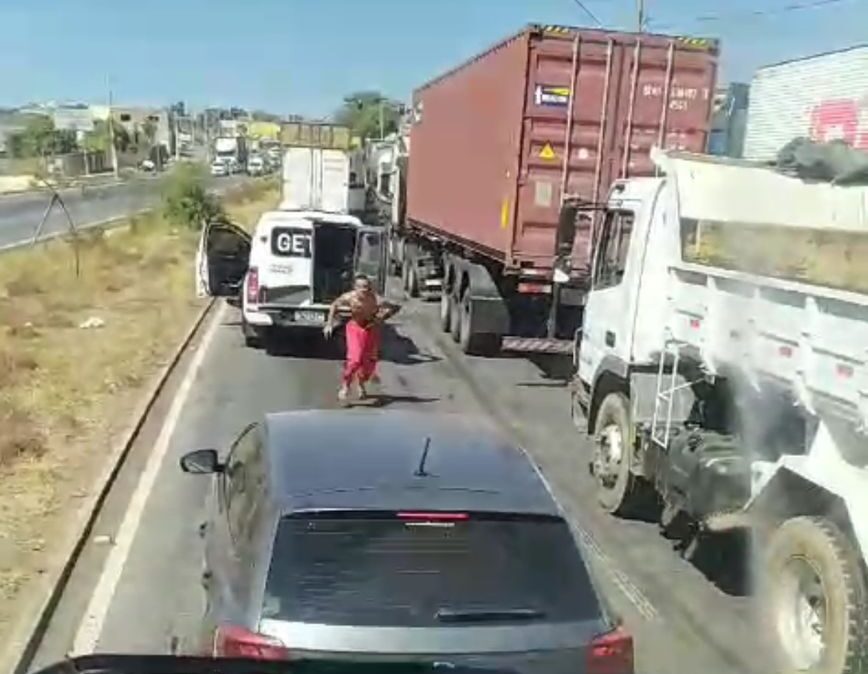 Flagrante: presos fogem de viatura na Via Expressa, em Contagem; assista ao vídeo