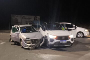 Carros colidem ao cruzar rotatória próxima à avenida Integração, em Itabira