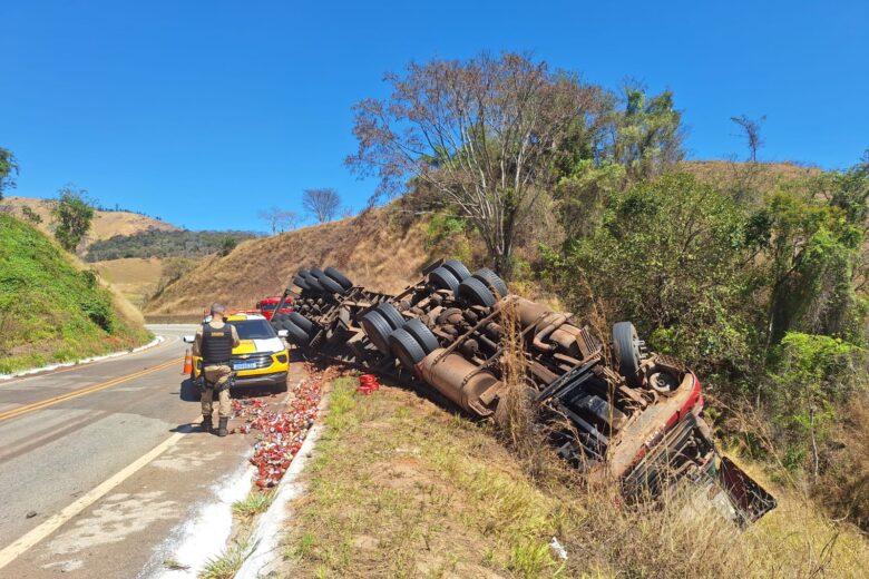 Carreta carregada com cervejas capota na MG-129 em Itabira 