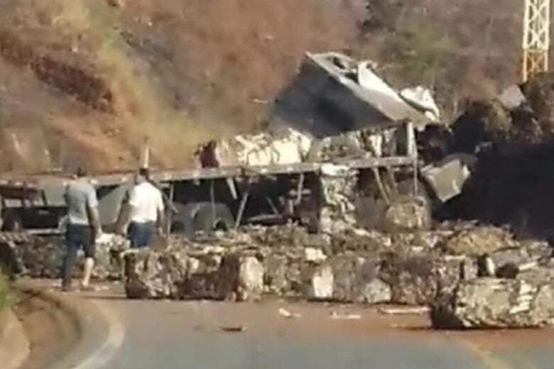 Carreta carregada com sucata tomba e interdita os dois sentidos da MG-120, estrada que liga Nova Era a Itabira