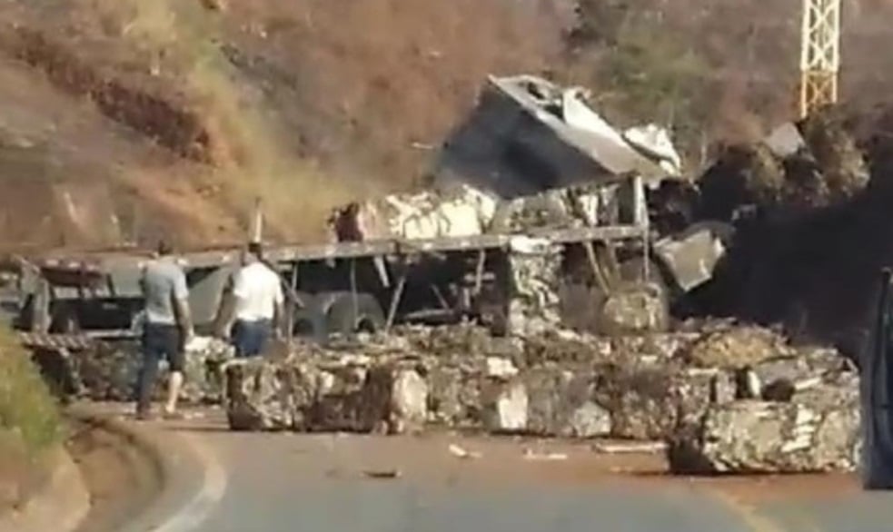 Carreta carregada com sucata tomba e interdita os dois sentidos da MG-120, estrada que liga Nova Era a Itabira