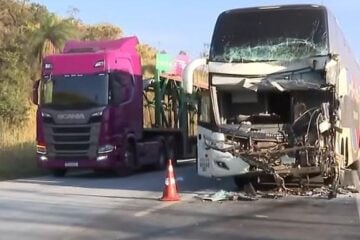 BR-040: uma pessoa morre em acidente entre ônibus e carreta em Esmeraldas, na Grande BH