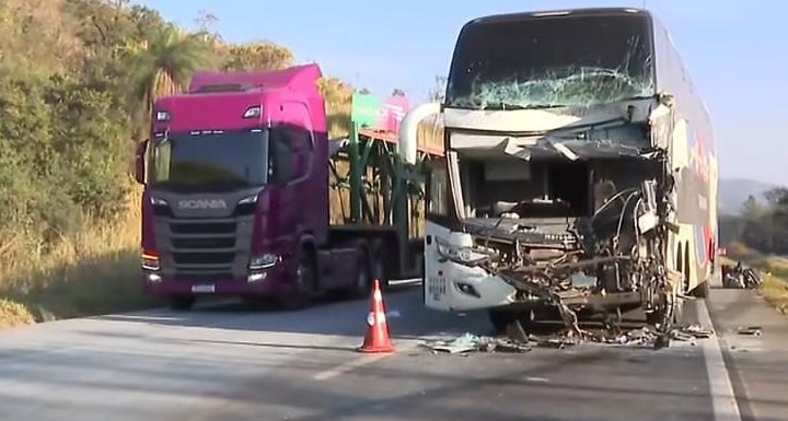 BR-040: uma pessoa morre em acidente entre ônibus e carreta em Esmeraldas, na Grande BH