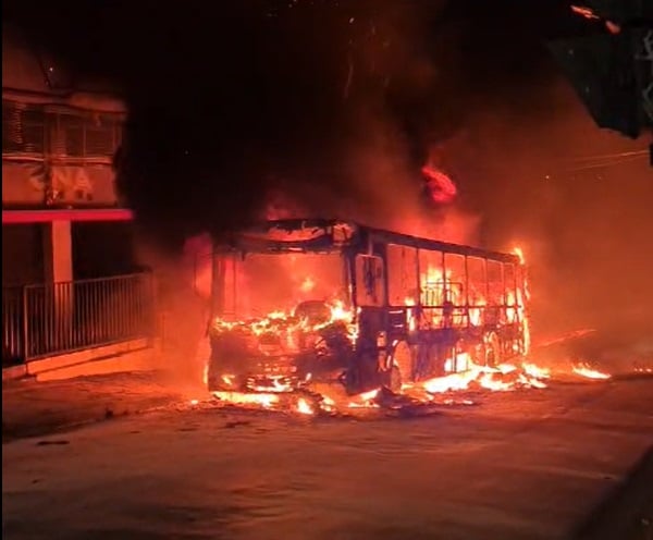 Ônibus pega fogo pouco depois de sair da Estação Barreiro, em Belo Horizonte; assista ao vídeo