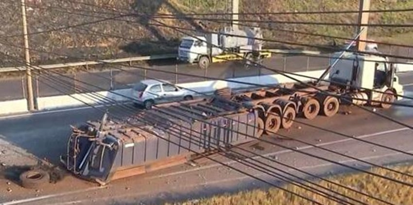 Carreta atinge fiação e passarela e causa congestionamento no Anel Rodoviário, em Belo Horizonte