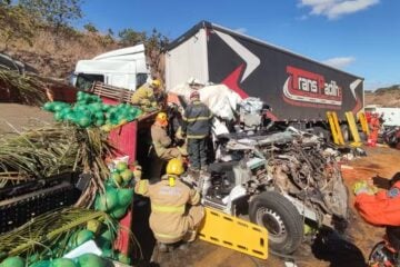 Cinco pessoas morrem e dez ficam feridas em grave acidente entre van hospitalar, carreta e caminhões na BR-251, em Francisco Sá