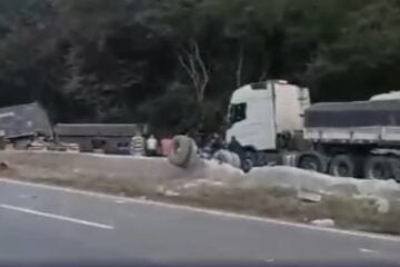 Carreta tomba na Serra do Igarapé, em Brumadinho, e causa congestionamento na BR-381