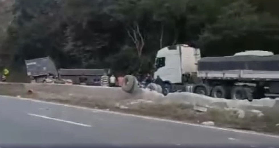 Carreta tomba na Serra do Igarapé, em Brumadinho, e causa congestionamento na BR-381