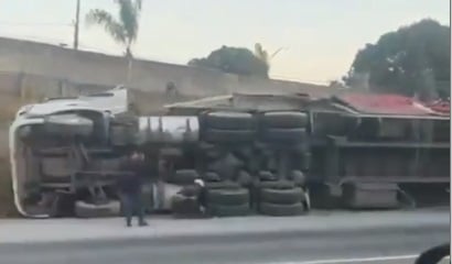 Carreta carregada com cimento tomba na BR-381, em Betim