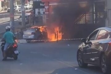 Carro pega fogo na região central de Itabira; veja o vídeo