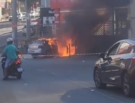 Carro pega fogo na região central de Itabira; veja o vídeo