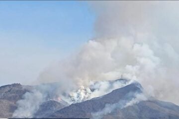 Bombeiros combatem incêndio no Parque Estadual do Itacolomi, em Ouro Preto