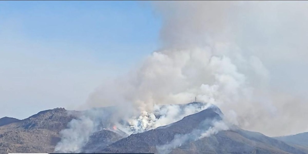 Bombeiros combatem incêndio no Parque Estadual do Itacolomi, em Ouro Preto