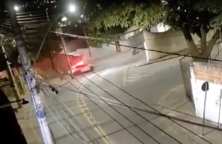 Motociclista tenta fugir da polícia, mas acaba preso por direção perigosa em Itabira; assista ao vídeo