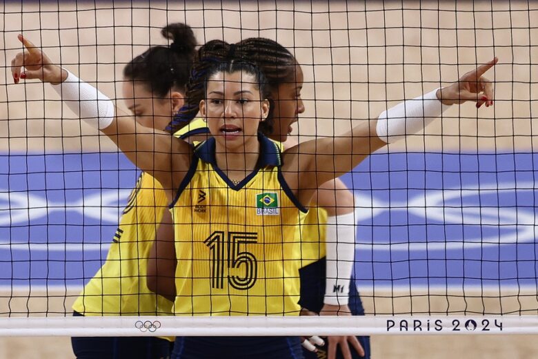 Seleção feminina de vôlei faz 3 a 0 no Japão e confirma vaga nas quartas em Paris 2024