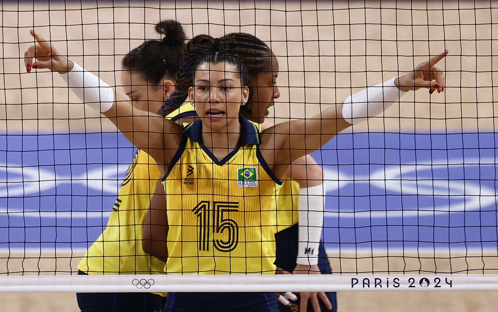 Seleção feminina de vôlei faz 3 a 0 no Japão e confirma vaga nas quartas em Paris 2024