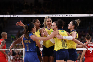 Seleção feminina de vôlei é bronze em Paris