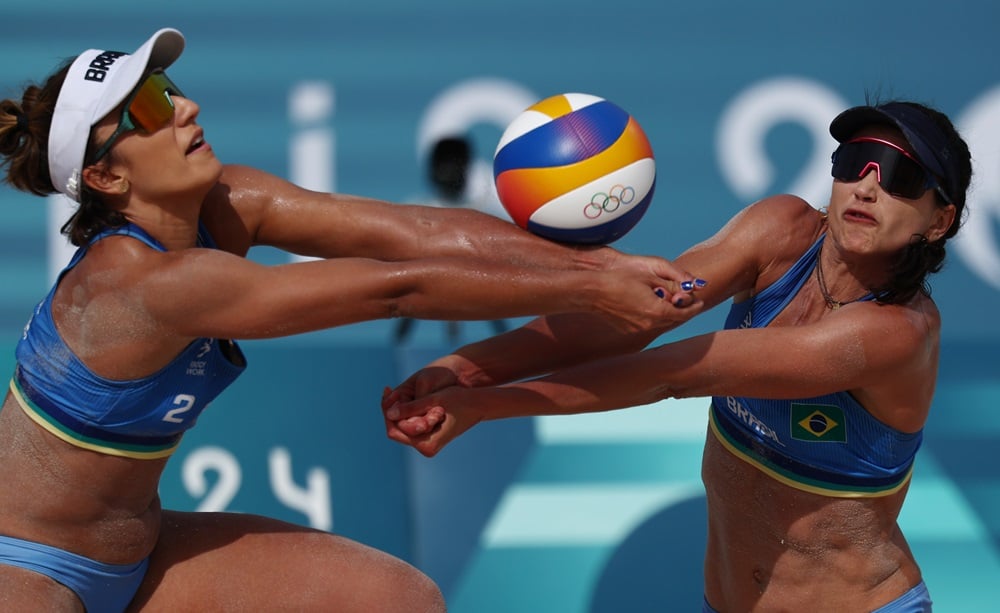 Carol e Bárbara perdem das australianas no vôlei de praia e se despedem de Paris-2024