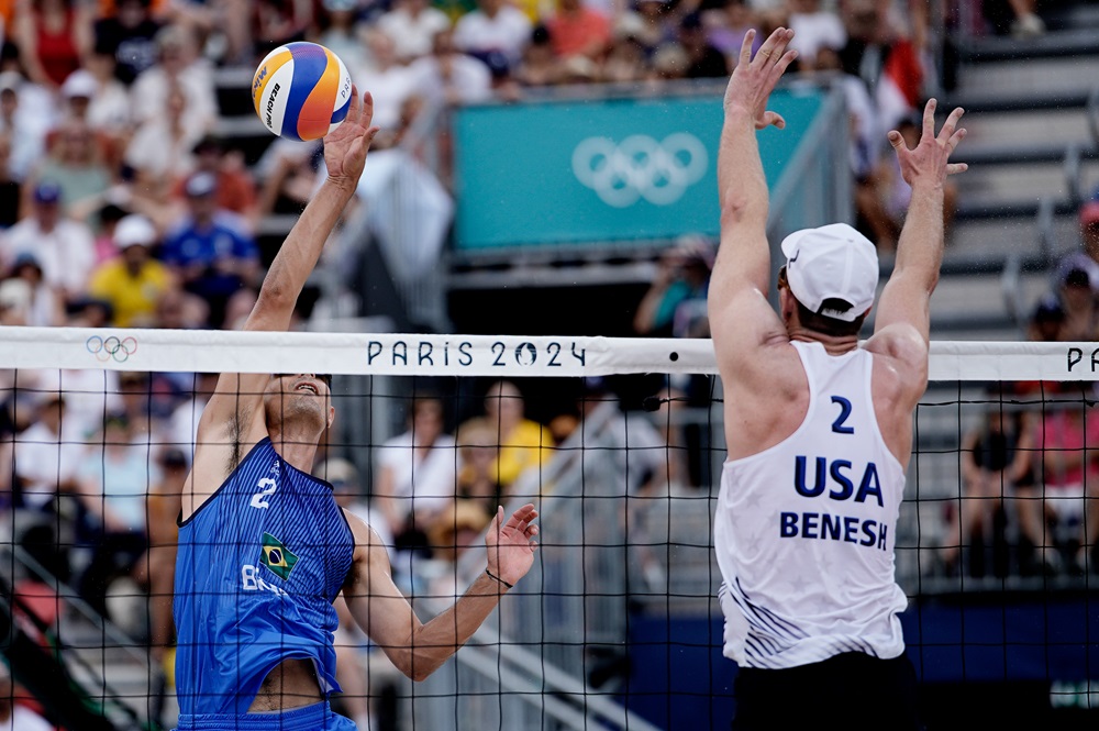 André e George perdem duelo direto e fecham fase de grupos em 3º no vôlei de praia na Olimpíada