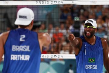 Evandro e Arthur batem holandeses e estão nas quartas de final do vôlei de praia em Paris 2024