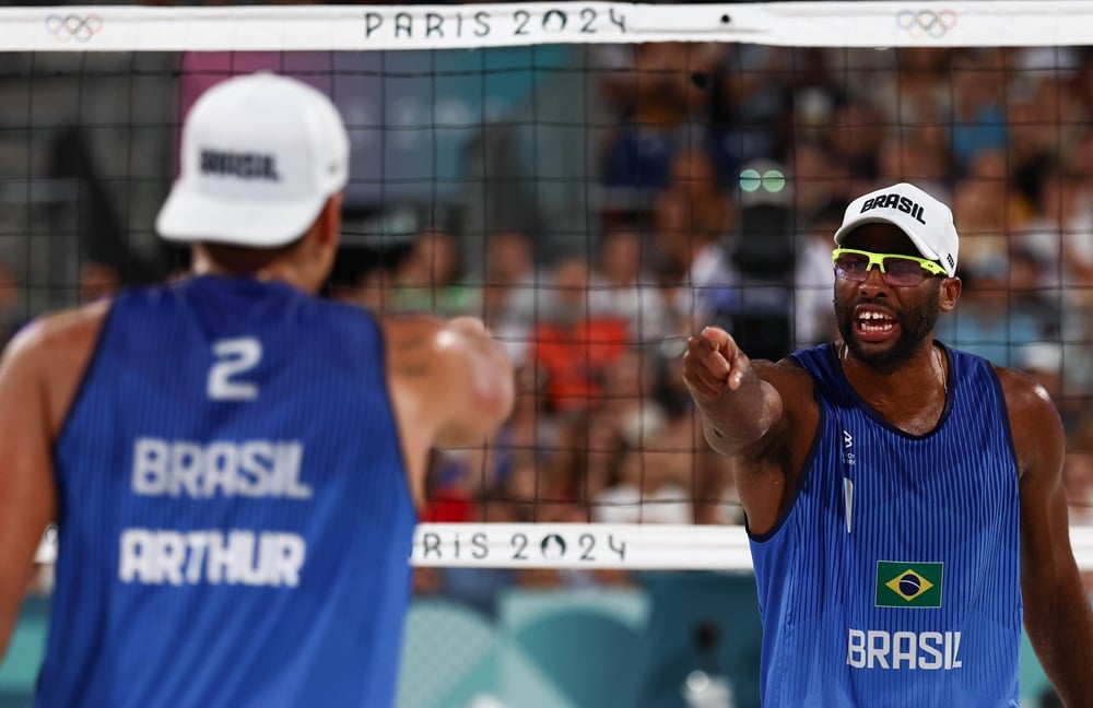 Evandro e Arthur batem holandeses e estão nas quartas de final do vôlei de praia em Paris 2024