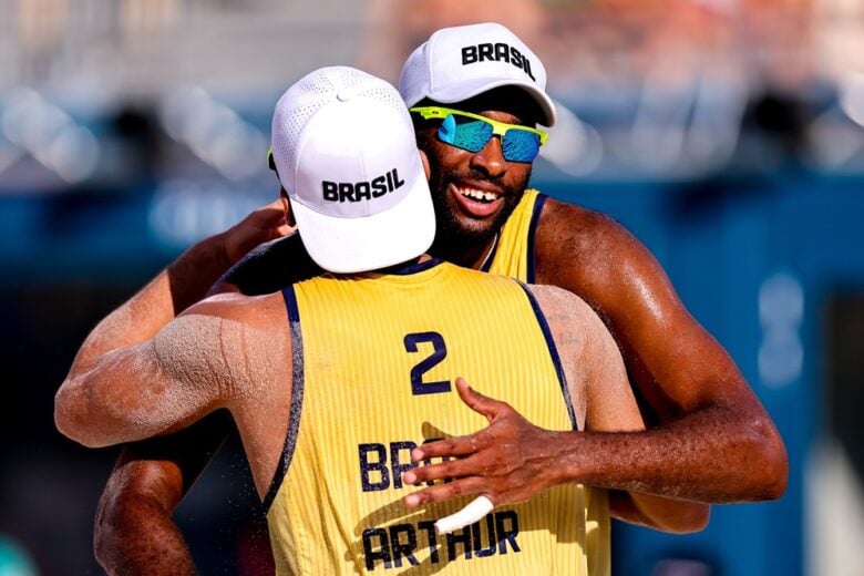 Arthur e Evandro perdem de suecos líderes do ranking e caem no vôlei de praia na Olimpíada