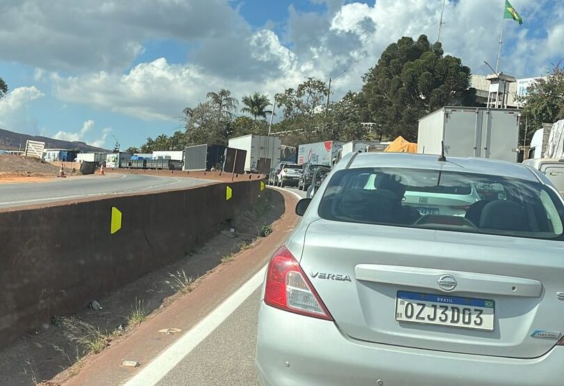 Fernão Dias: engavetamento envolvendo sete veículos interdita a BR-381, em Igarapé; acidente deixa feridos