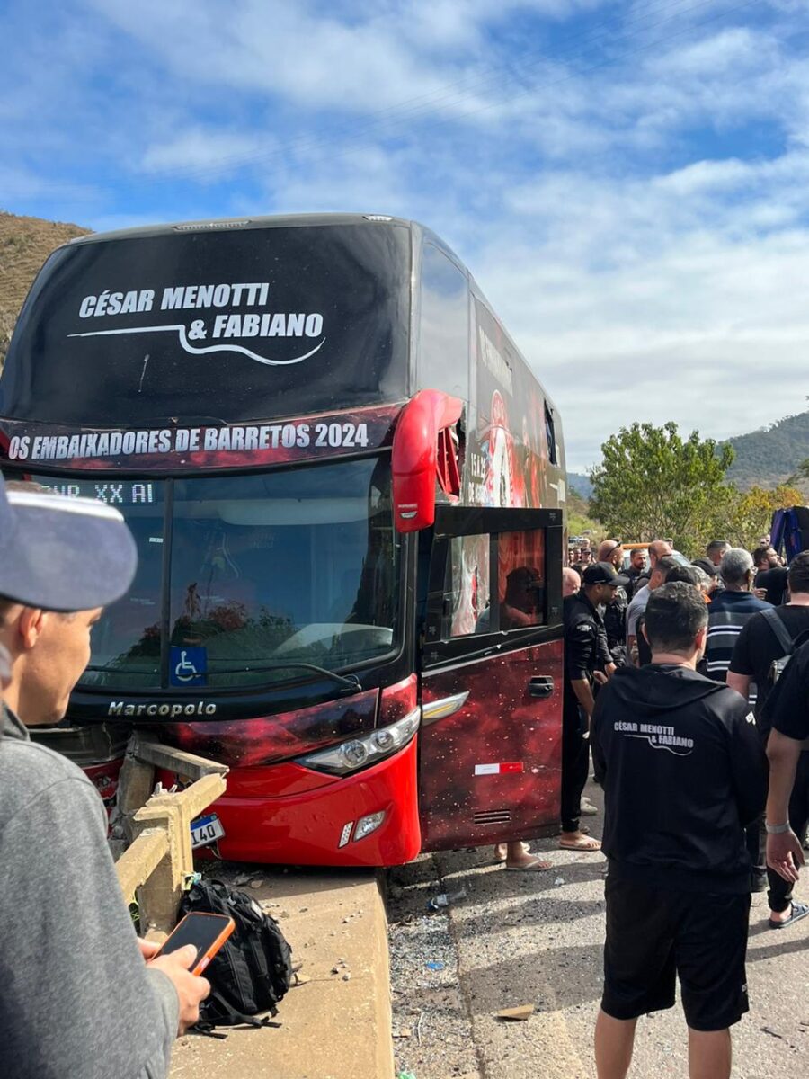 Ônibus da dupla César Menotti e Fabiano sofre acidente na BR-262, entre Rio Casca e São Domingos do Prata