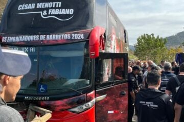 Ônibus da dupla César Menotti e Fabiano sofre acidente na BR-262, entre Rio Casca e São Domingos do Prata