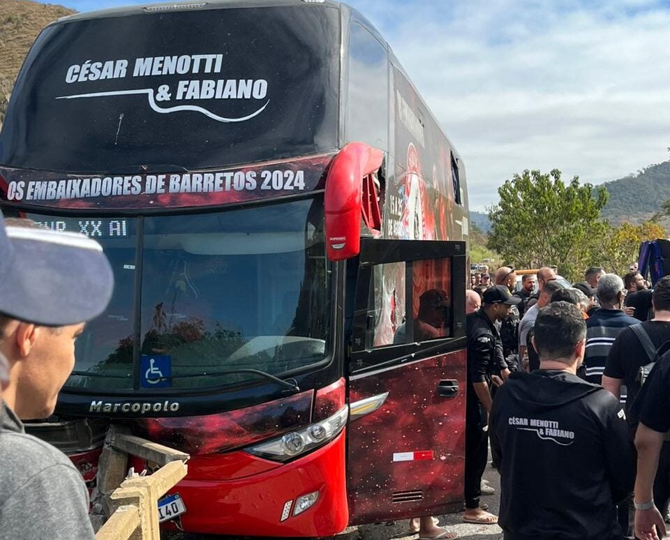 Ônibus da dupla César Menotti e Fabiano sofre acidente na BR-262, entre Rio Casca e São Domingos do Prata