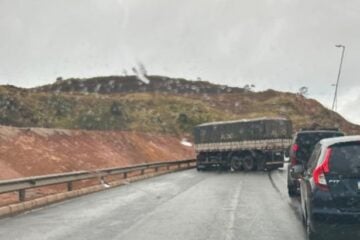 Carreta fica em “L” e complica o trânsito na BR-381 na manhã deste domingo (4), em São Gonçalo do Rio Abaixo