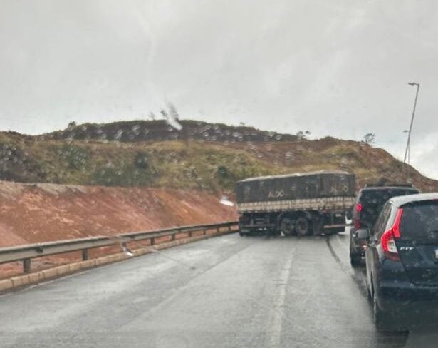 Carreta fica em "L" e complica o trânsito na BR-381 na manhã deste domingo (4), São Gonçalo do Rio Abaixo