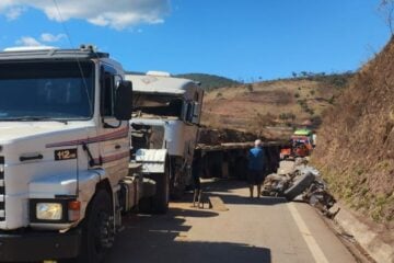 Após uma carreta tombar e interditar a MG-120, trânsito é liberado na estrada entre Nova Era e Itabira