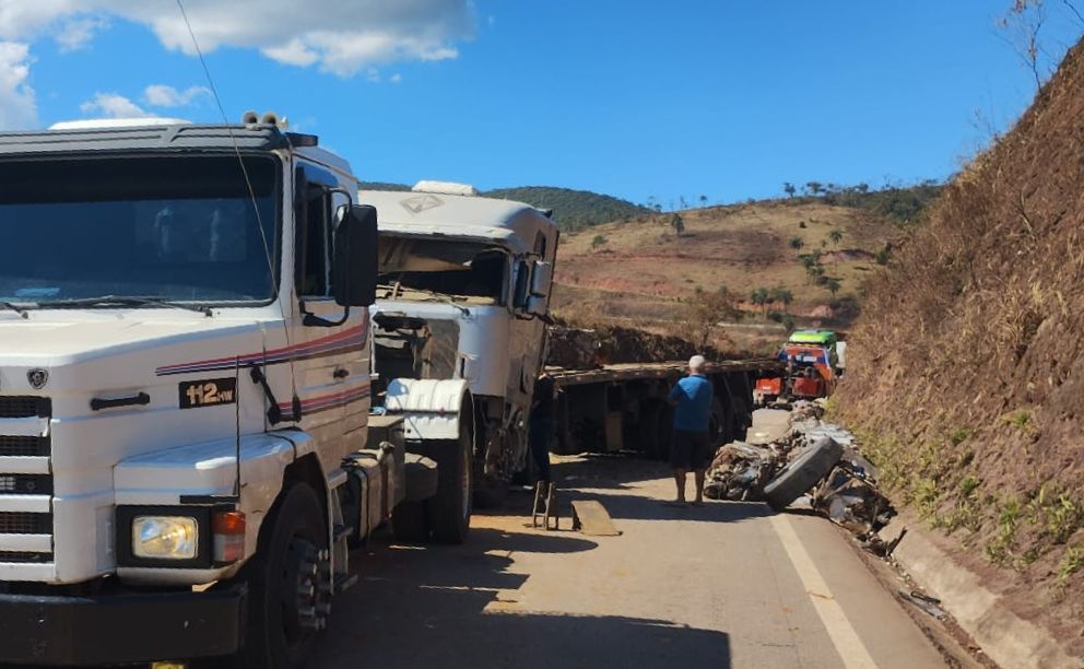 Após uma carreta tombar e interditar a MG-120, trânsito é liberado na estrada entre Nova Era e Itabira