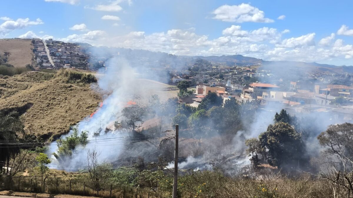 Incêndio atinge área verde entre os bairros Fênix e Abóboras, em Itabira