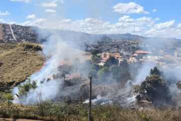 Incêndio atinge área verde entre os bairros Fênix e Abóboras, em Itabira