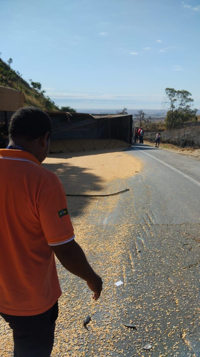 Carreta tomba na BR-262, próximo à cidade de Rio Casca