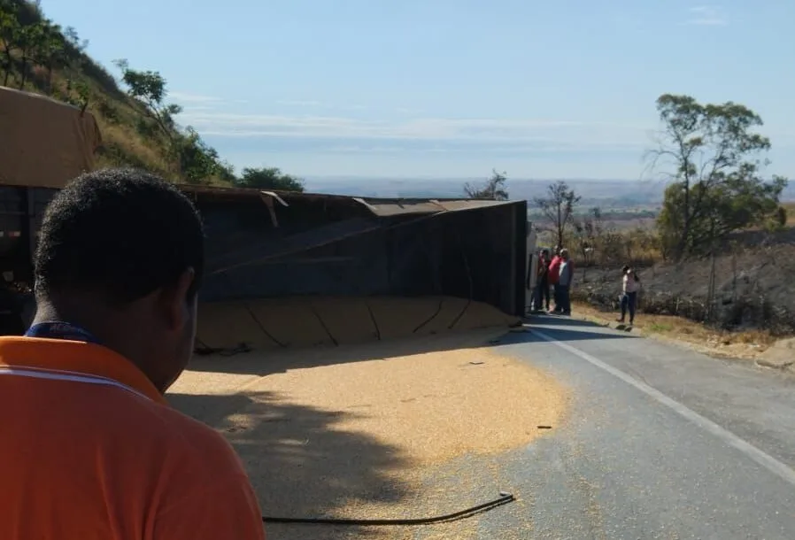 Carreta tomba na BR-262, próximo à cidade de Rio Casca