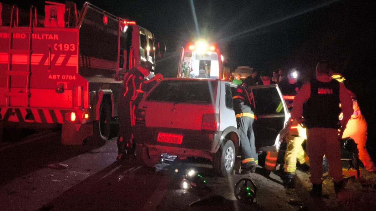 Grave acidente envolvendo carreta e dois veículos deixa vítima presa às ferragens na MG-129, em Itabira