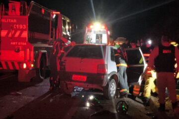 Grave acidente envolvendo carreta e dois veículos deixa vítima presa às ferragens na MG-129, em Itabira