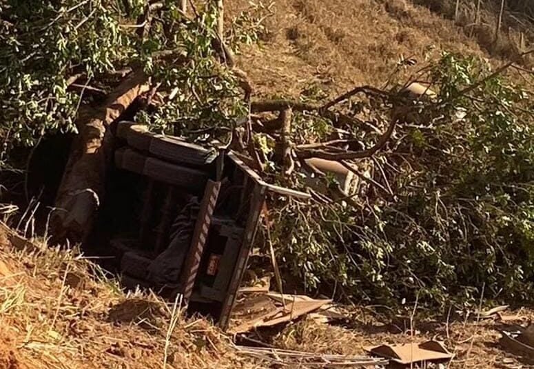 Carreta perde o freio e cai em ribanceira na BR-381; motorista fica ferido no acidente