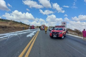 Bombeiros de Patrocínio atendem ocorrência de capotamento de caminhão-tanque no município de Catiara