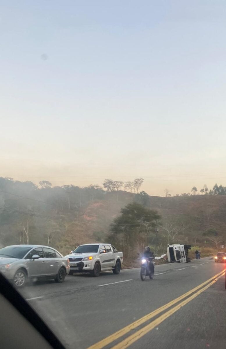 Carreta carregada com farelo tomba na BR-381, em Nova Era