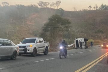 Carreta carregada com farelo tomba na BR-381, em Nova Era