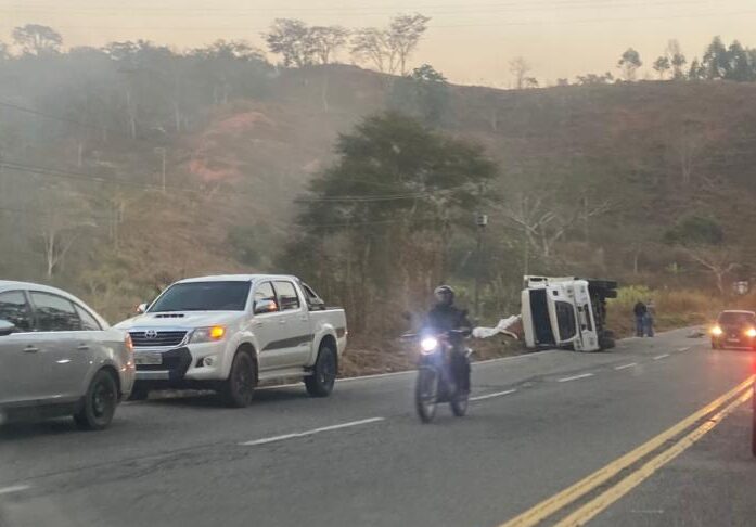 Carreta carregada com farelo tomba na BR-381, em Nova Era