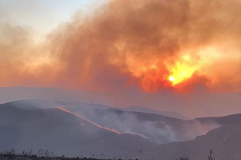 Incêndio na Serra do Cipó: bombeiros combatem chamas há mais de 10 horas