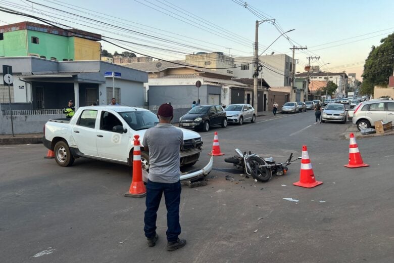 Motociclista fica ferido em acidente no cruzamento entre as ruas Dona Modestina e Mestre Emílio, em Itabira