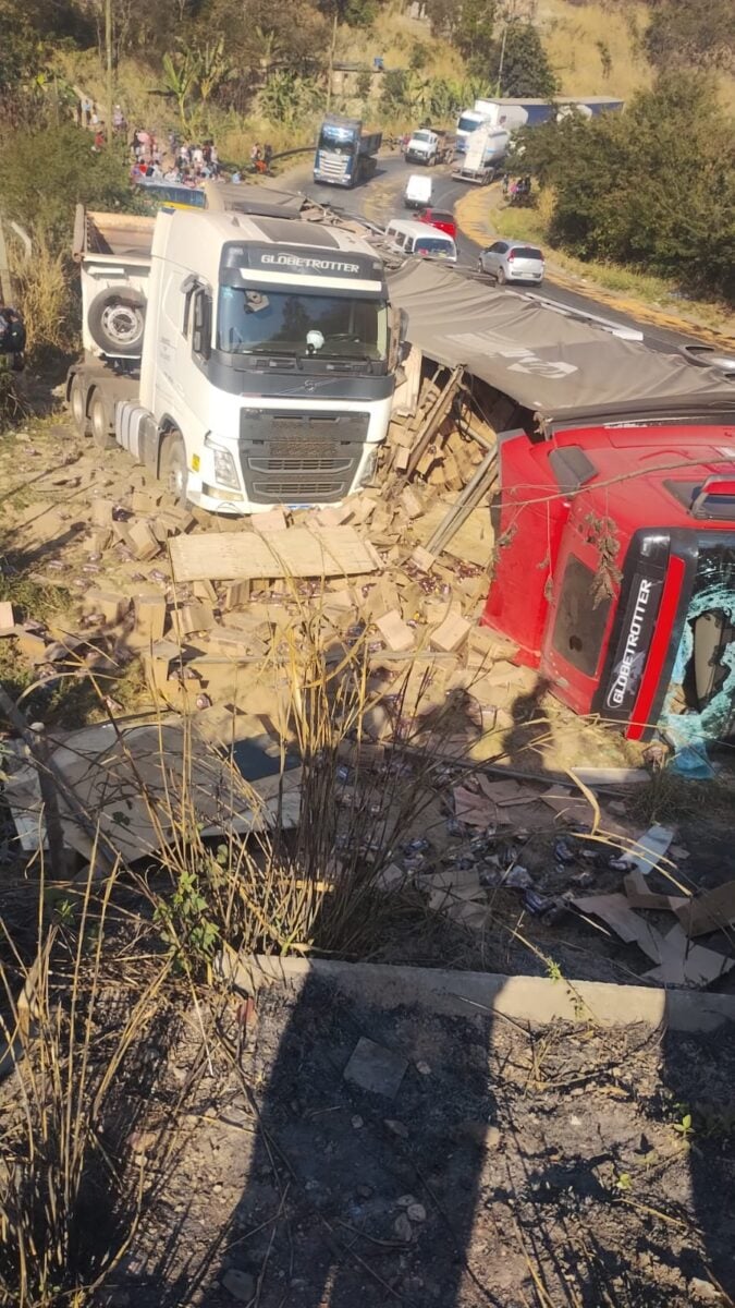 Batida entre duas carretas causa congestionamento na BR-381, em Santa Luzia